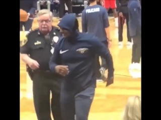 a pelicans fan pretended to be a player during a warm-up