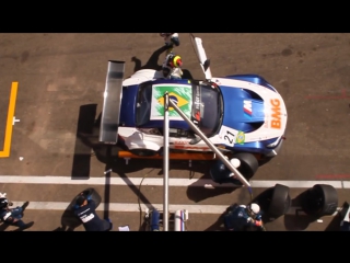 the driver desperately tries to close the door during a pit stop