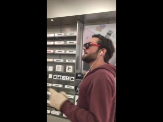 guy breaks phones in apple store